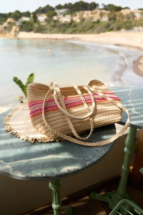 Bolso de mujer de mano, trenzado, de rafia.