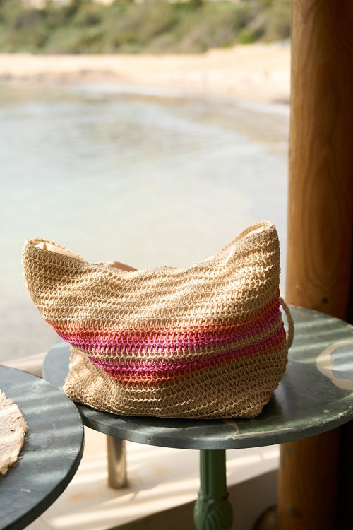 Bolso de mujer de mano, trenzado, de rafia.