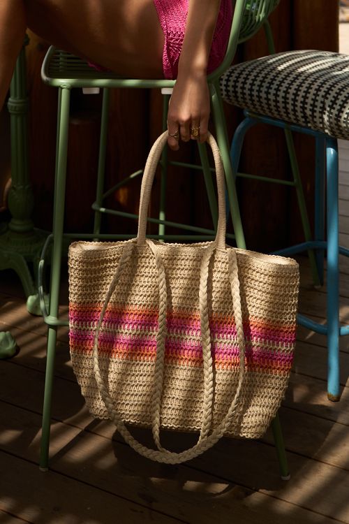 Bolso de mujer de mano, trenzado, de rafia.