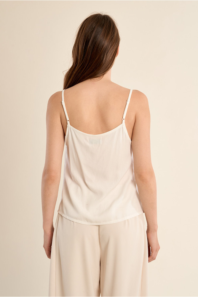 Top de mujer lencero, detalle bordado.