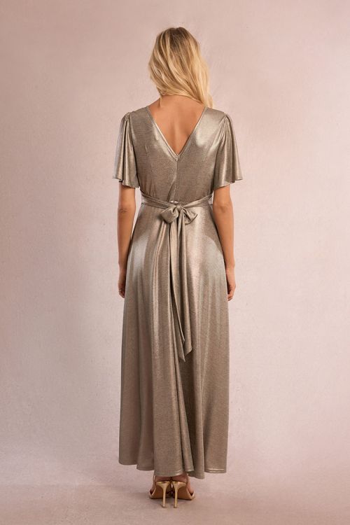 Vestido largo, en tejido brillante, con lazada.