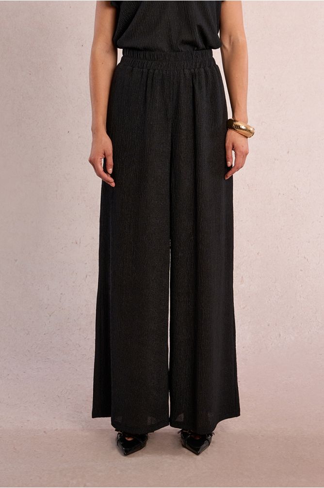 Pantalón de mujer largo, perneras rectas.