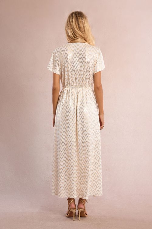 Vestido largo, de manga corta, con estampado.