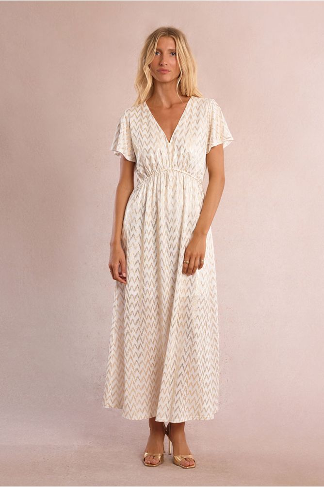 Vestido largo, de manga corta, con estampado.