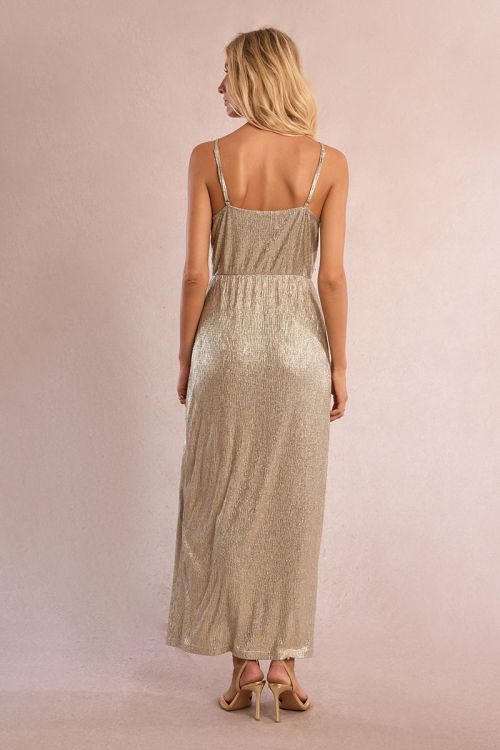 Vestido largo, de tirantes, en tejido metalizado.