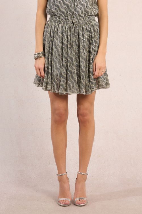 Falda corta, plisada, con estampado.