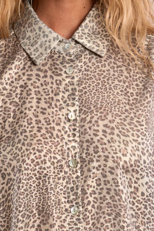 Camisa de mujer de manga corta, efecto satinado, con estampado.