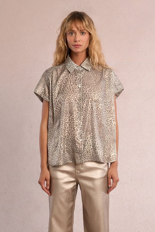 Camisa de mujer de manga corta, efecto satinado, con estampado.