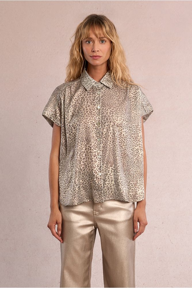 Camisa de mujer de manga corta, efecto satinado, con estampado.