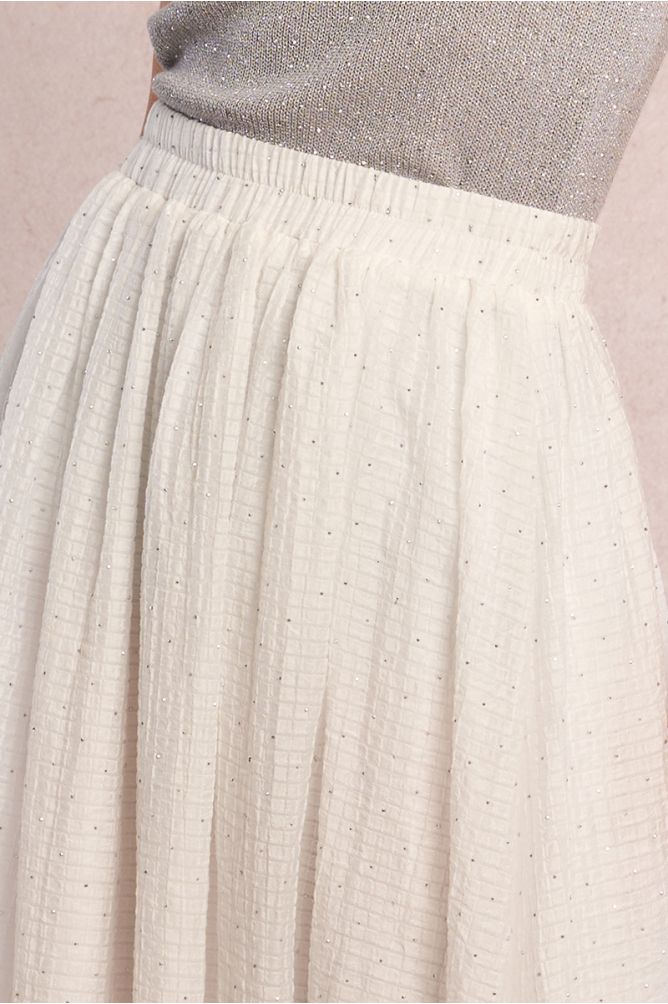 Falda de mujer larga, detalle lunares brillantes.