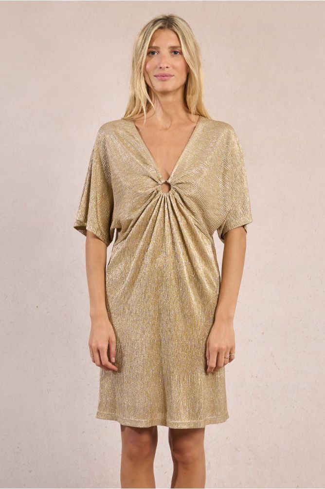 Vestido de manga corta, con abertura frontal.