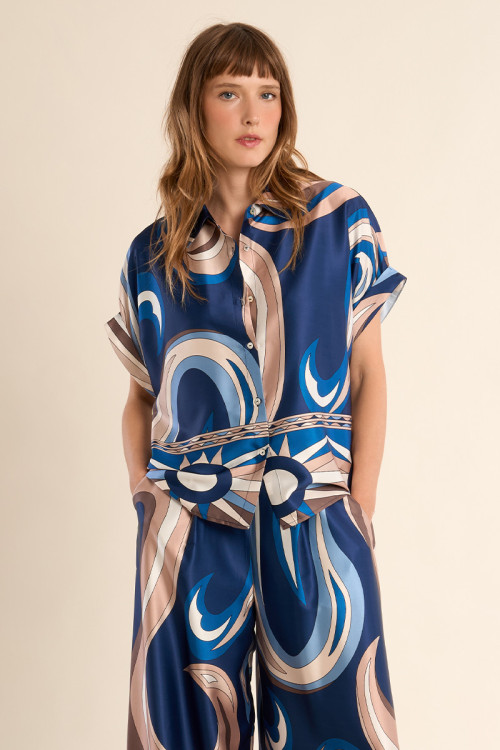 Camisa de mujer de manga corta, con estampado.