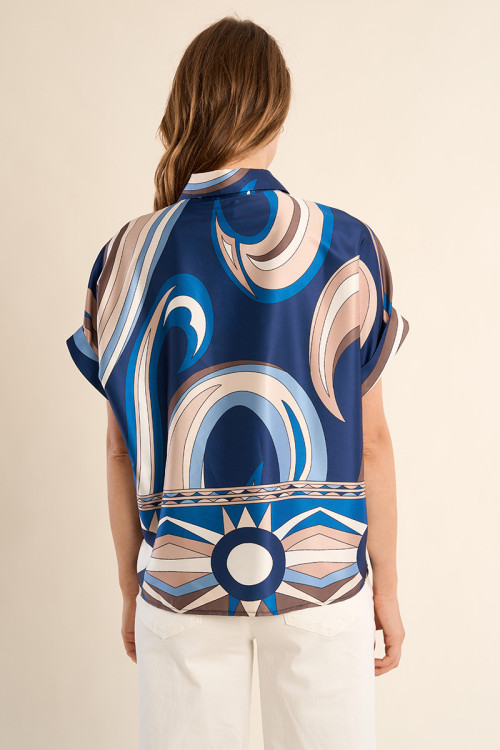 Camisa de mujer de manga corta, con estampado.