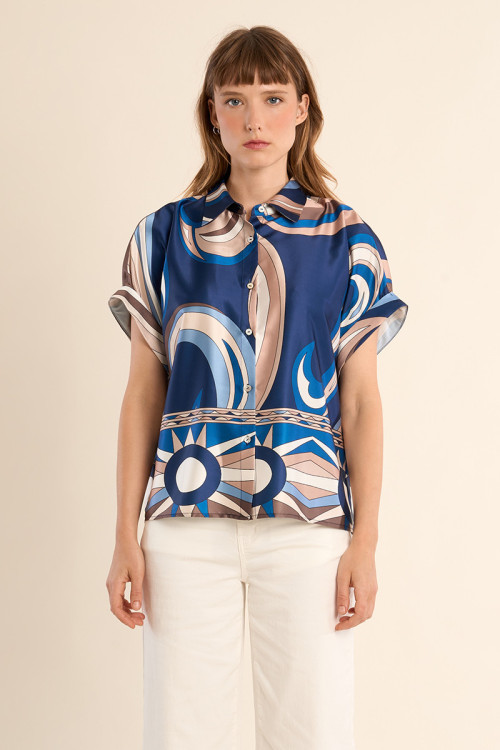 Camisa de mujer de manga corta, con estampado.