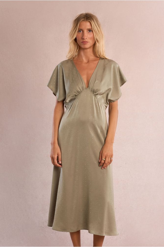 Robe longue satinée à strass