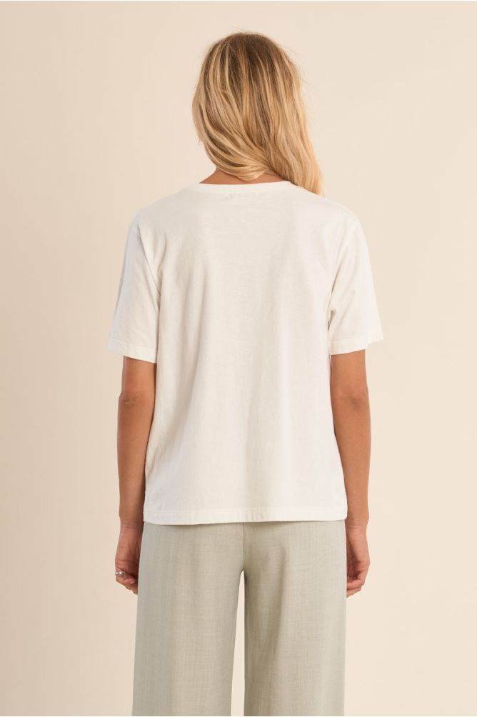 Camiseta de mujer de manga corta, detalle corazón.