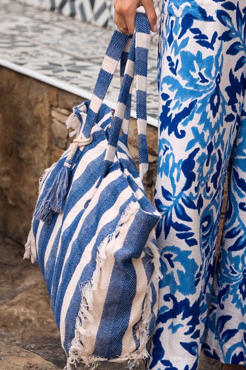 Bolso de mujer de tela, con estampado y flecos.