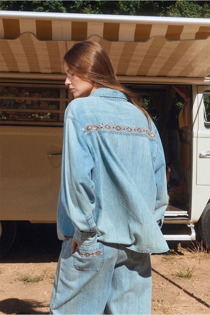 Camisa de mujer vaquera, detalle abalorios.