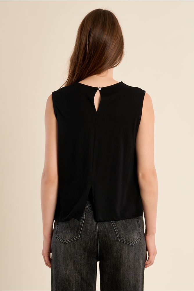 Camiseta de mujer de manga sisa, detalle de texto.