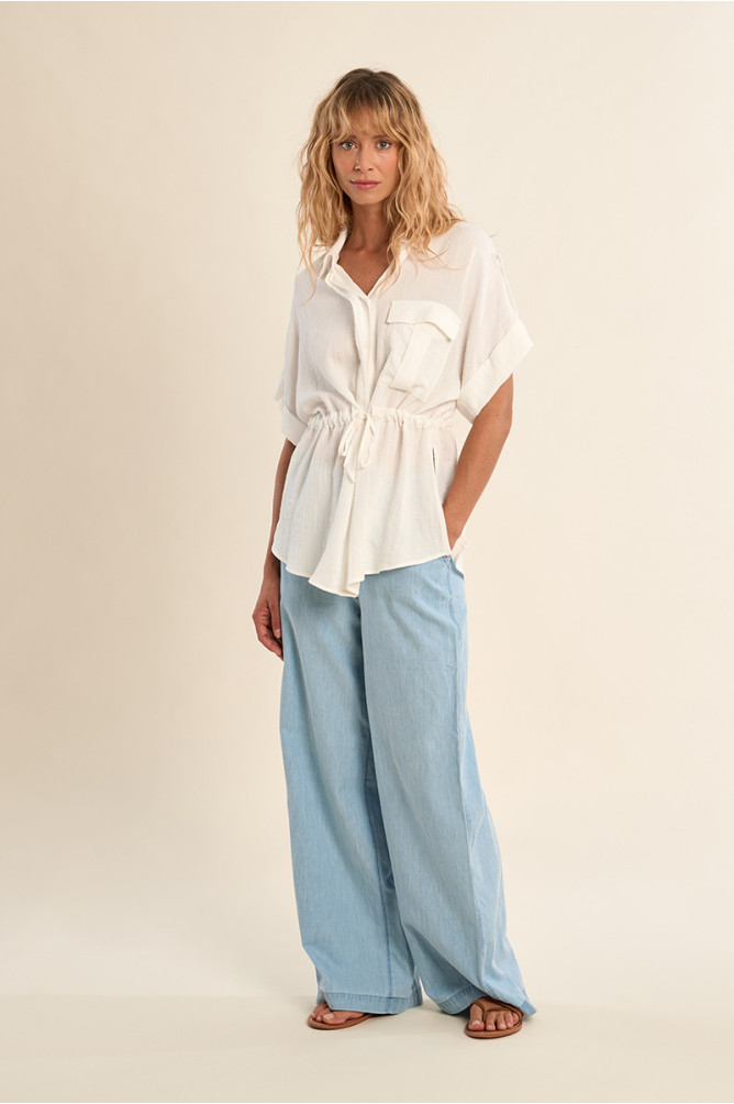Safari blouse, knotted at the waist