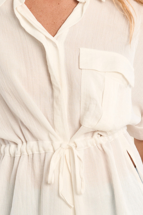 Safari blouse, knotted at the waist