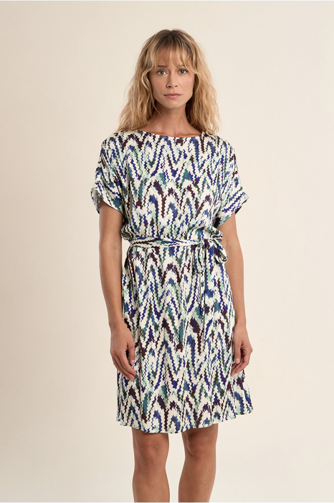 Robe courte ceinturée, imprimée