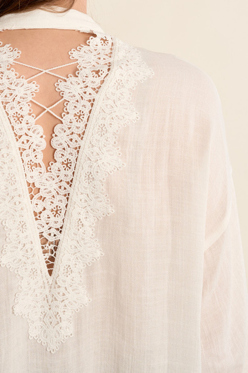 Camisa de mujer de manga larga, detalle de encaje.