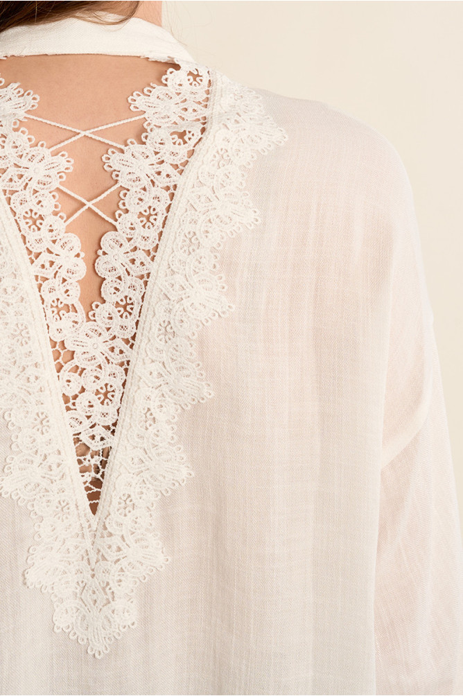 Camisa de mujer de manga larga, detalle de encaje.