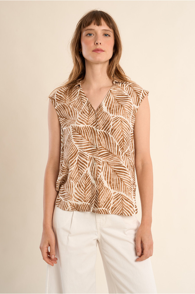 Camisa de mujer de manga sisa, con estampado.
