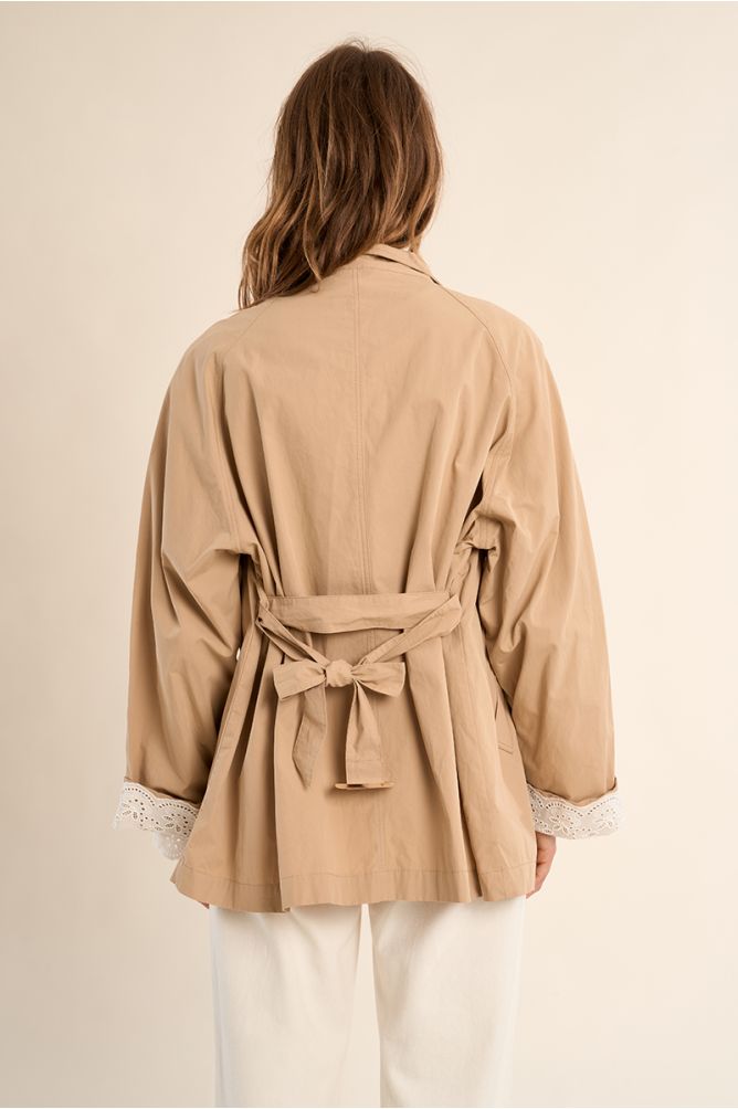 Trench-coat court