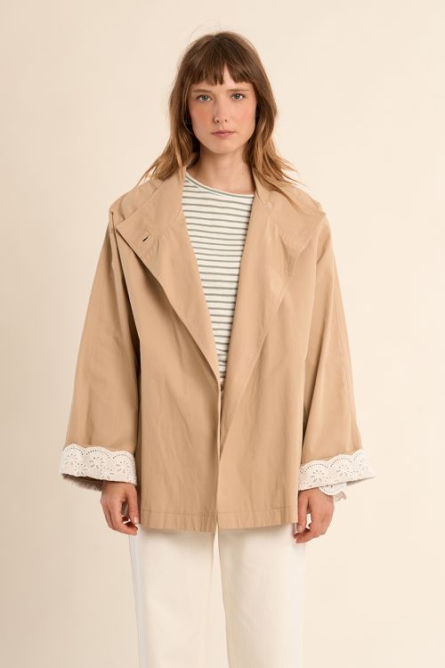 Trench-coat court