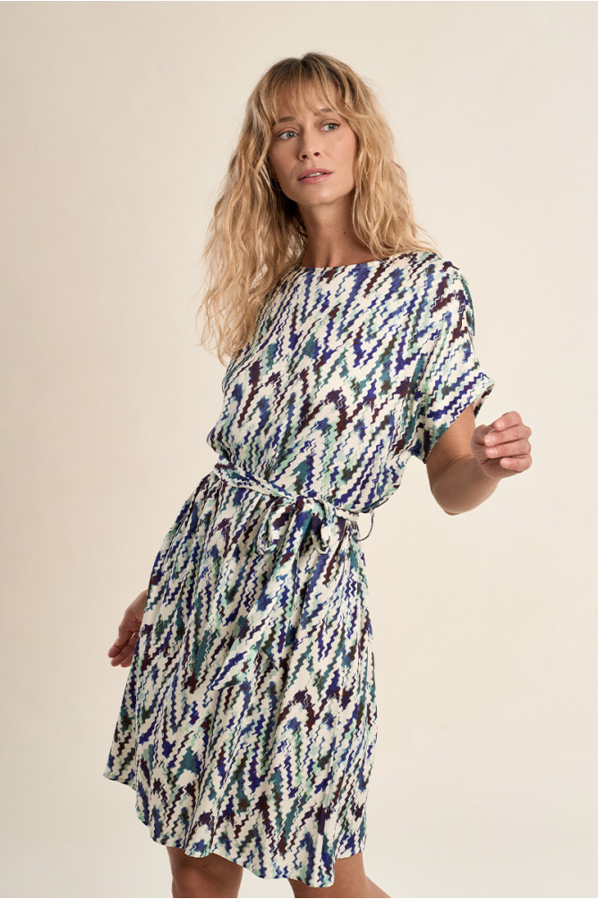 Robe courte ceinturée, imprimée