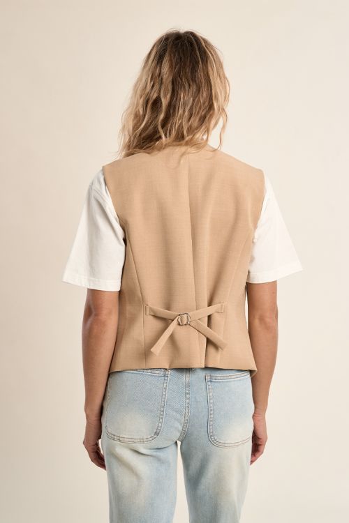 Chaleco de mujer entallado, detalle doble boble bolsillo.