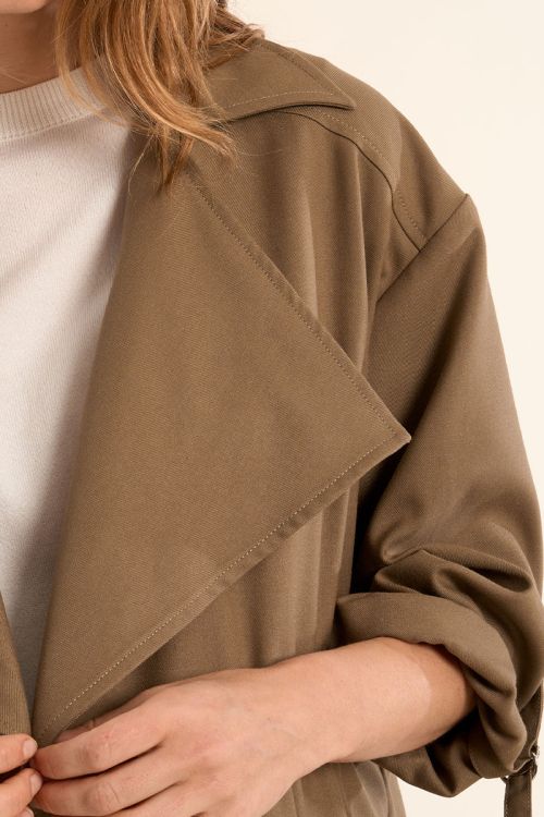 Chaqueta de mujer de manga larga, cuello y solapa.