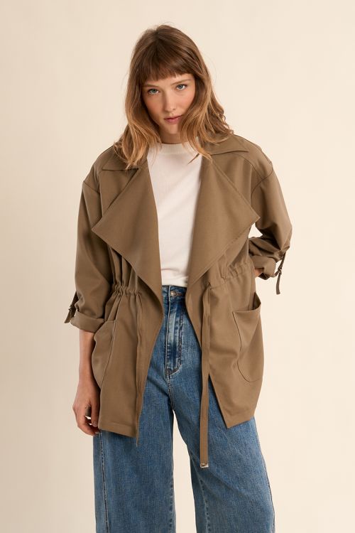 Chaqueta de mujer de manga larga, cuello y solapa.
