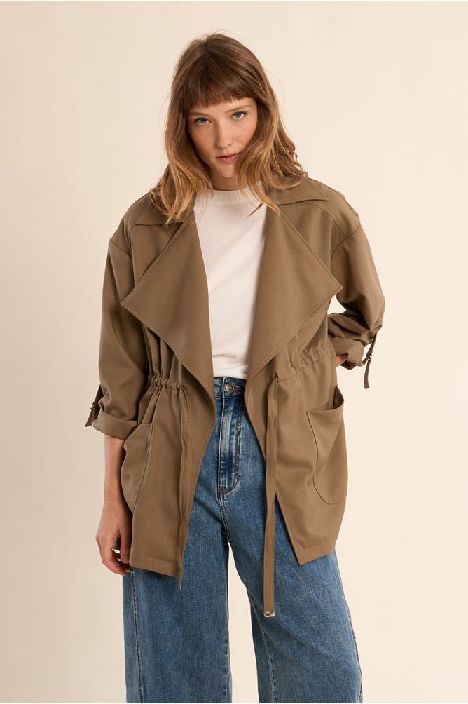Chaqueta de mujer de manga larga, cuello y solapa.