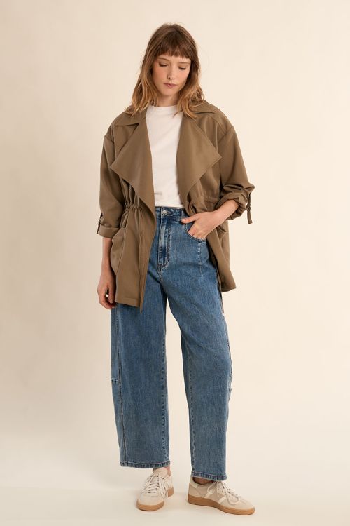 Chaqueta de mujer de manga larga, cuello y solapa.