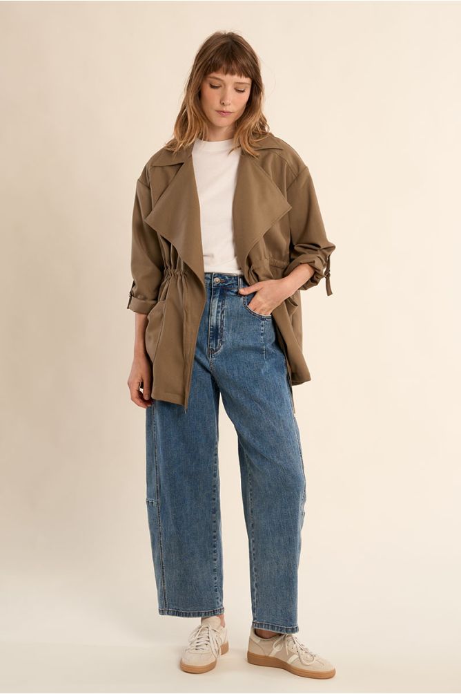 Chaqueta de mujer de manga larga, cuello y solapa.