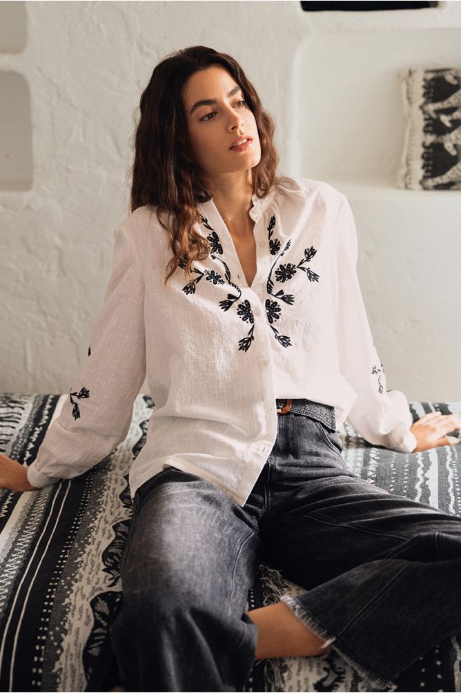 Camisa de mujer de manga larga, flores bordadas.