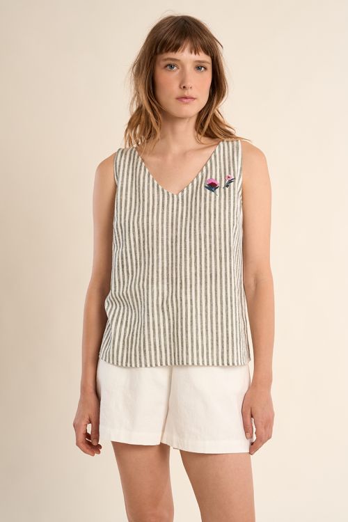 Top de mujer de manga sisa, con estampado y flores.