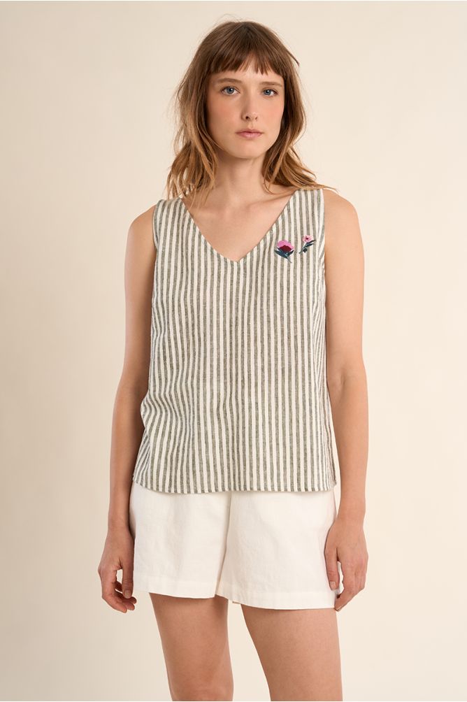 Top de mujer de manga sisa, con estampado y flores.