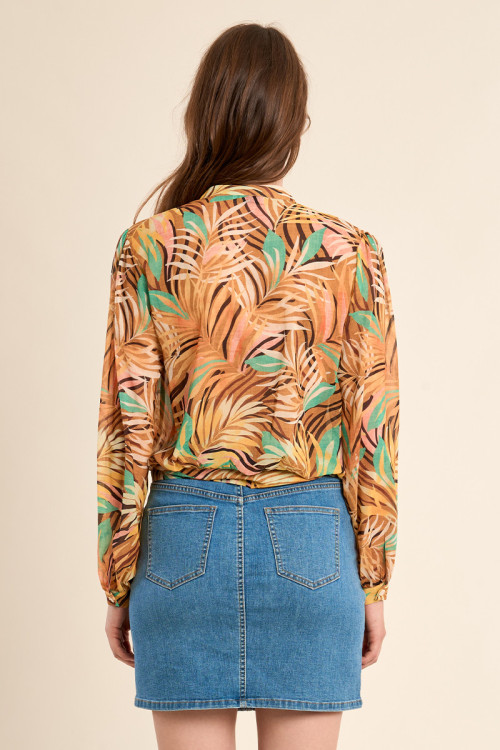 Camisa de manga larga, estampado y lazada.