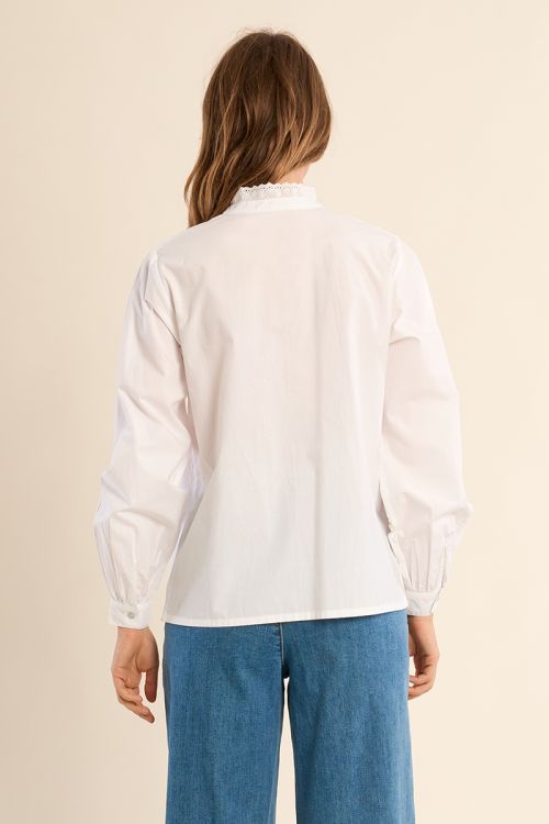 Camisa de mujer de manga larga, detalle volante.
