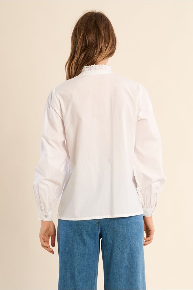 Camisa de mujer de manga larga, detalle volante.
