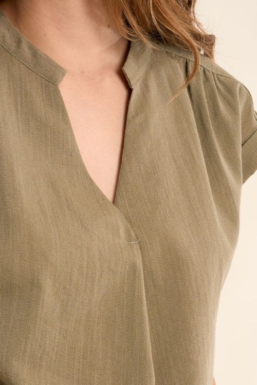Top de mujer de manga corta, detalle pliegues.