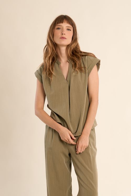Top de mujer de manga corta, detalle pliegues.