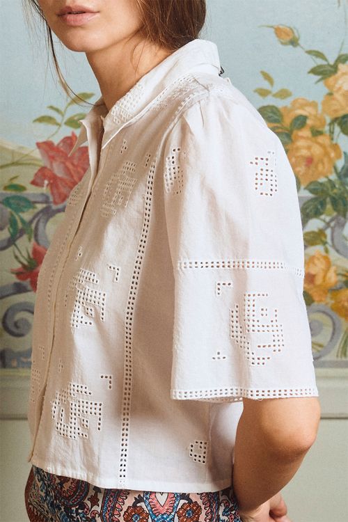 Chemise en coton, broderies ajourées