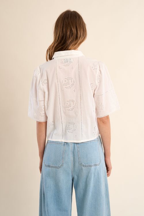 Camisa de mujer de manga corta, detalles bordados.