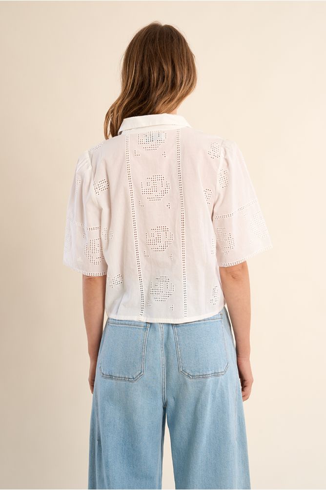Chemise en coton, broderies ajourées
