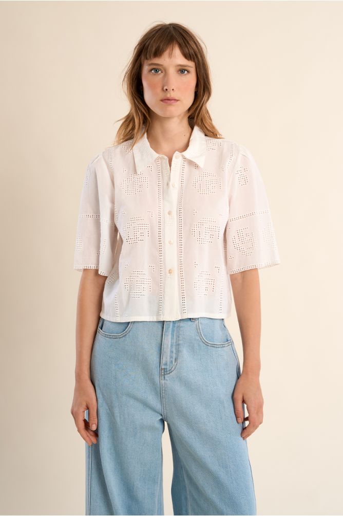 Camisa de mujer de manga corta, detalles bordados.